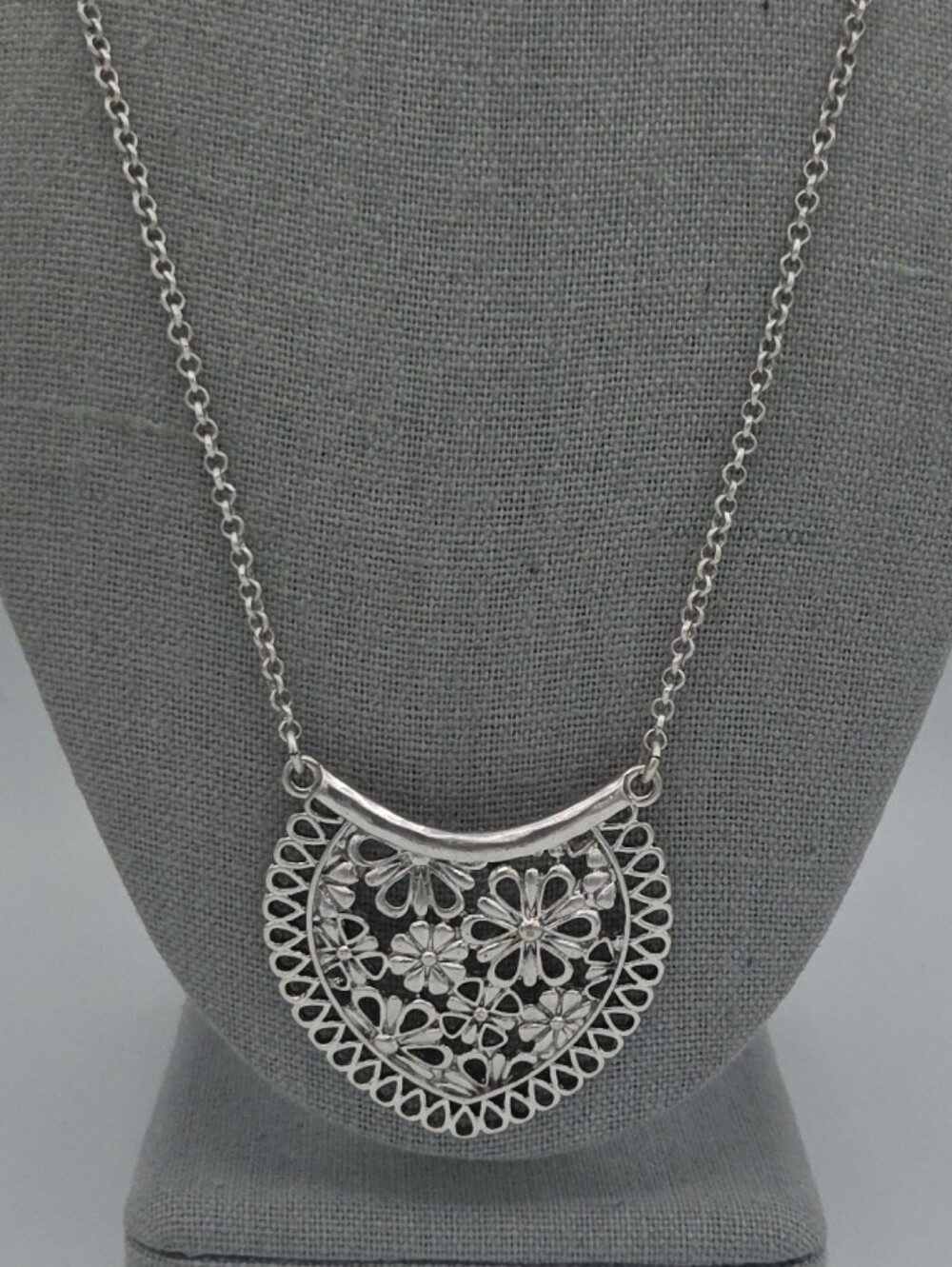 5 for $25! Lucky Brand Silver Tone Floral Filigree Pendant Necklace